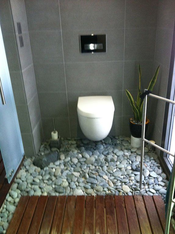 toilettes de luxe et sol de galets
