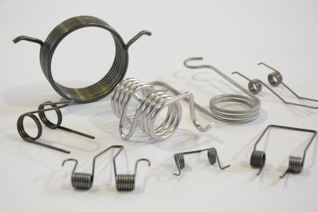 Dettaglio molle a torsione di varie dimensioni