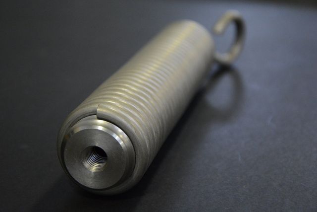 dettaglio molle a trazione con ganci a San Giovanni in Persiceto