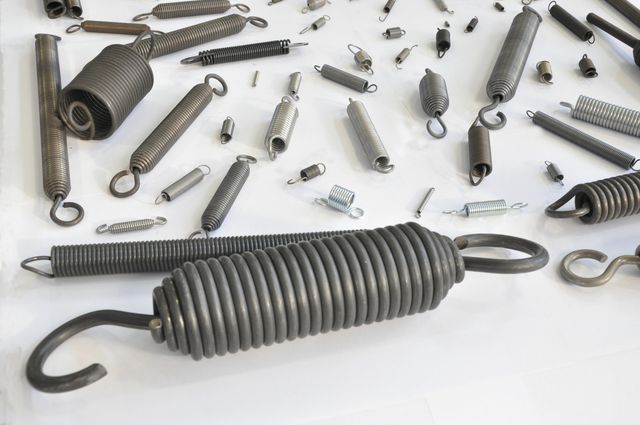 produzione di molle a trazione con ganci
