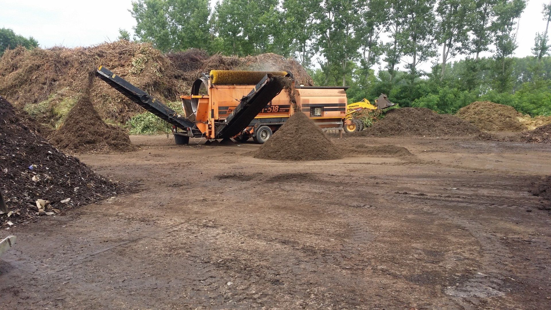 Compostaggio con ruspa