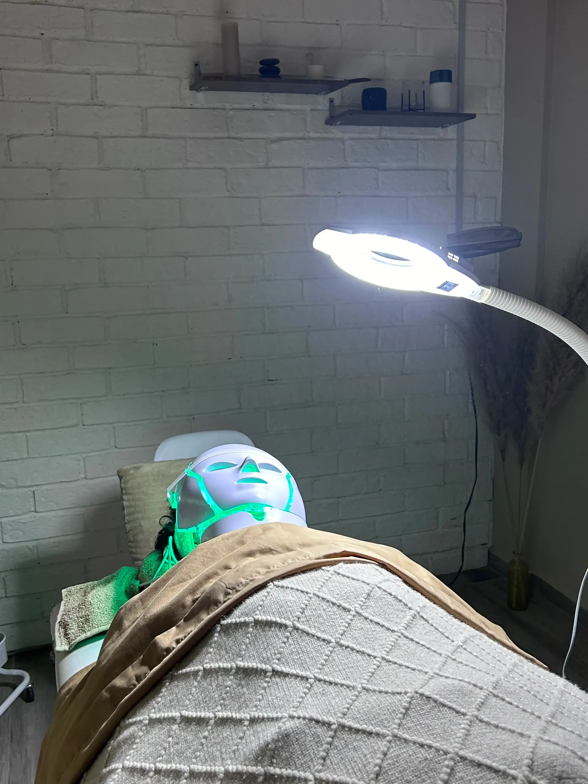 Una persona está acostada en una cama en una habitación con una máscara en la cara.