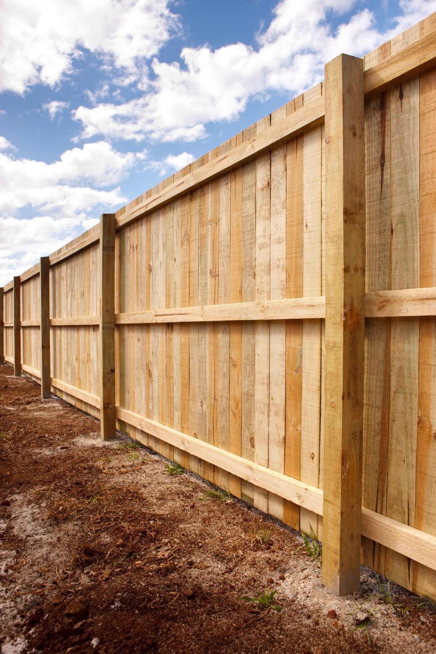 Сколько стоит метр деревянного забора. Деревянный забор. Забор из досок. Сплошной деревянный забор. Забор из деревянных досок.