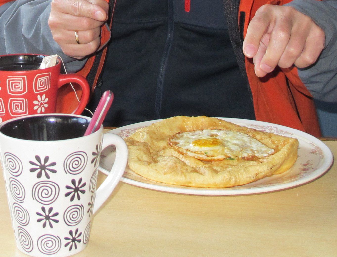 Traditional Nepali breakfast during a trek in Nepal, served with eggs and tea, enjoyed in a mountain setting.