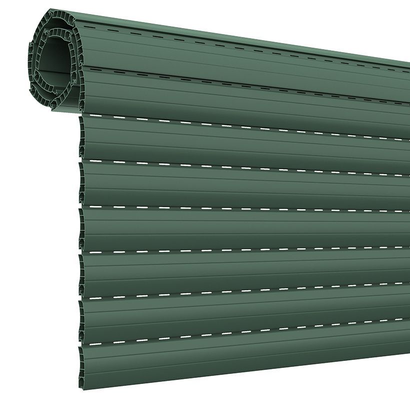 Vista esterna di una casa bianca con tapparelle grigio scuro chiuse alle finestre, prato e un vialetto.