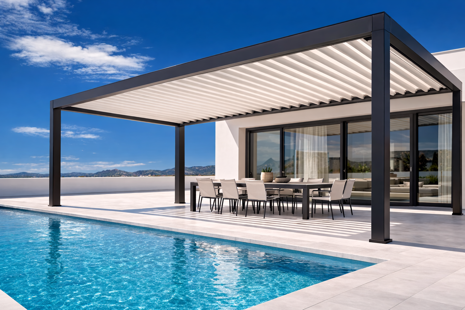 Quattro finestre bianche con persiane avvolgibili in varie posizioni di apertura/chiusura.