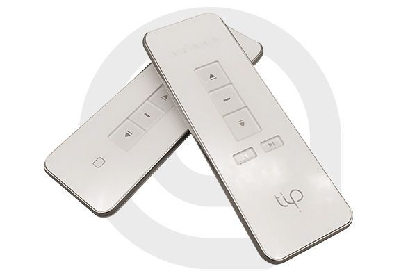 Quattro finestre bianche con persiane avvolgibili in varie posizioni di apertura/chiusura.