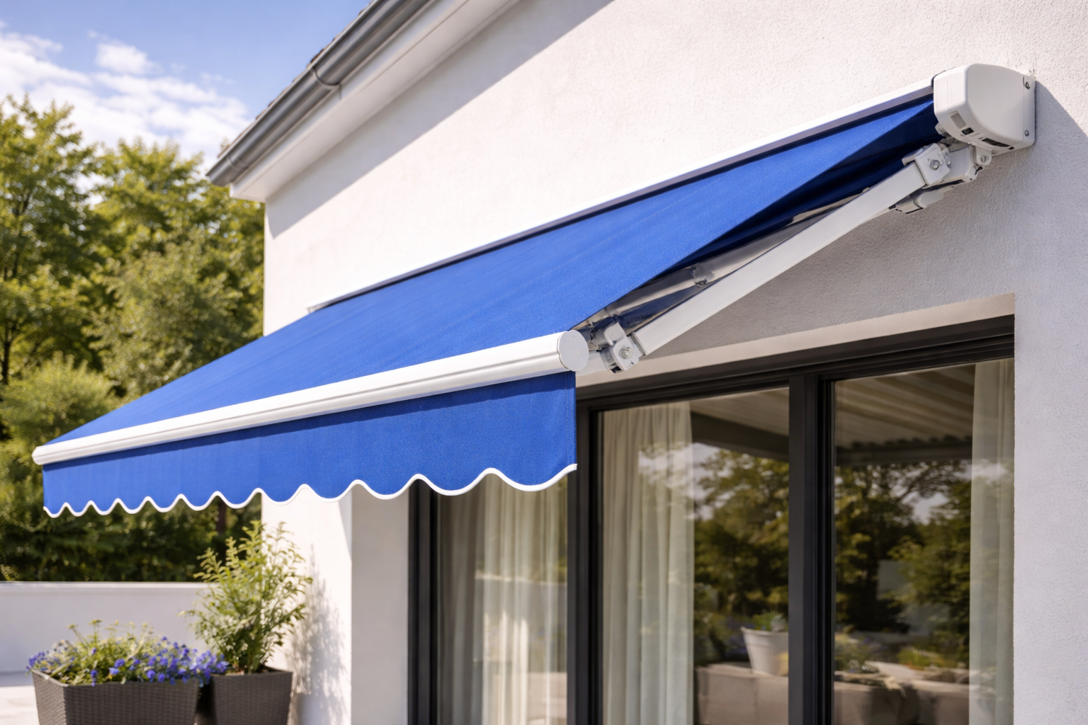 Soggiorno moderno con mobili neri e in legno, ampie finestre che si affacciano su un tetto verde.