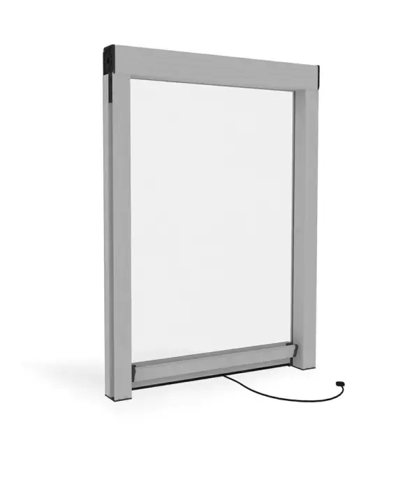 Quattro finestre bianche con persiane avvolgibili in varie posizioni di apertura/chiusura.