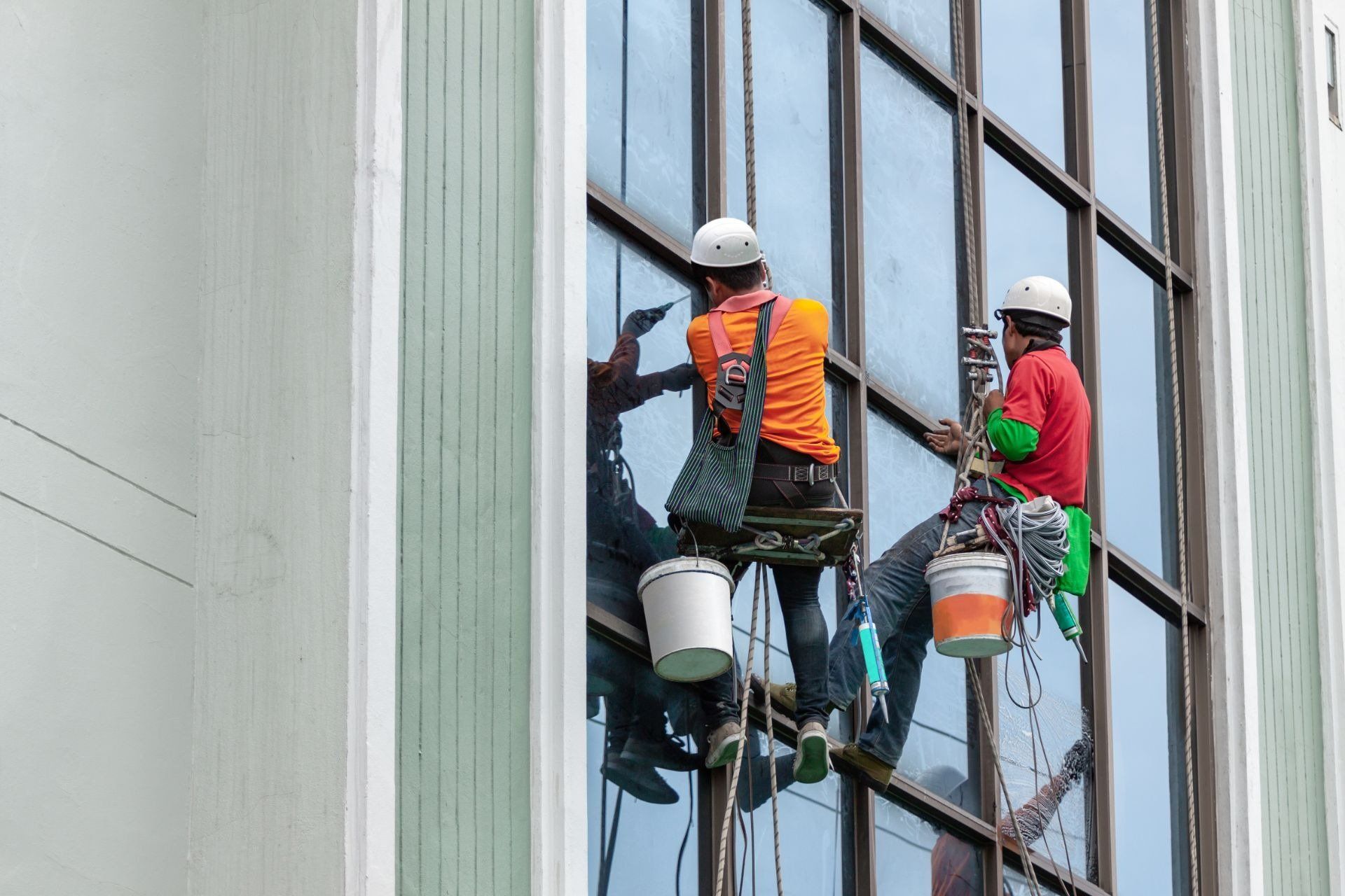 Lavaggio di vetri esterni a un palazzo