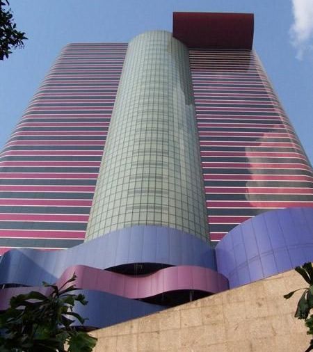 Um edifício alto com uma fachada roxa 
