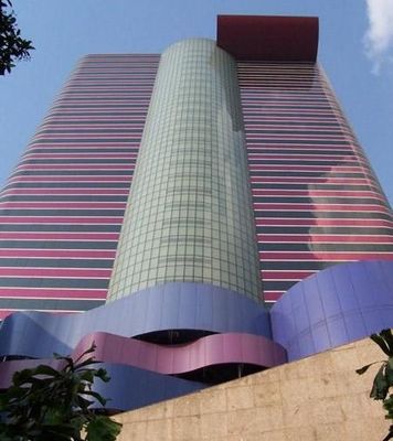 Um edifício alto com uma fachada roxa