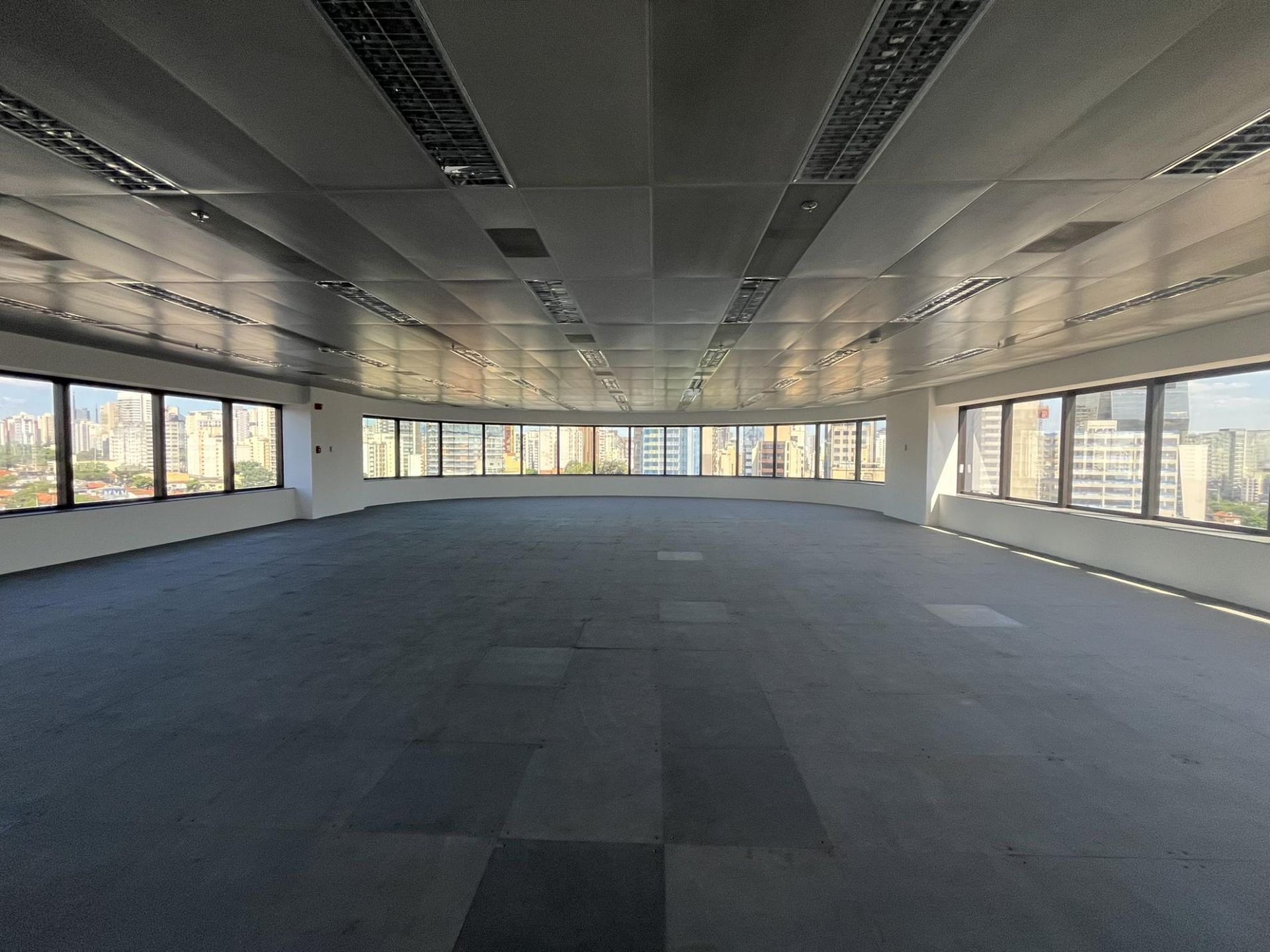 Uma grande sala vazia com muitas janelas
