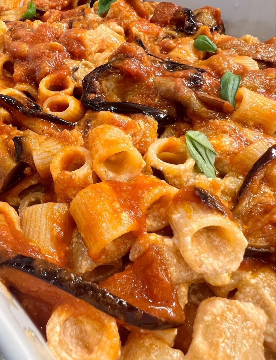 Pasta al forno con melanzane e salsa di pomodoro.