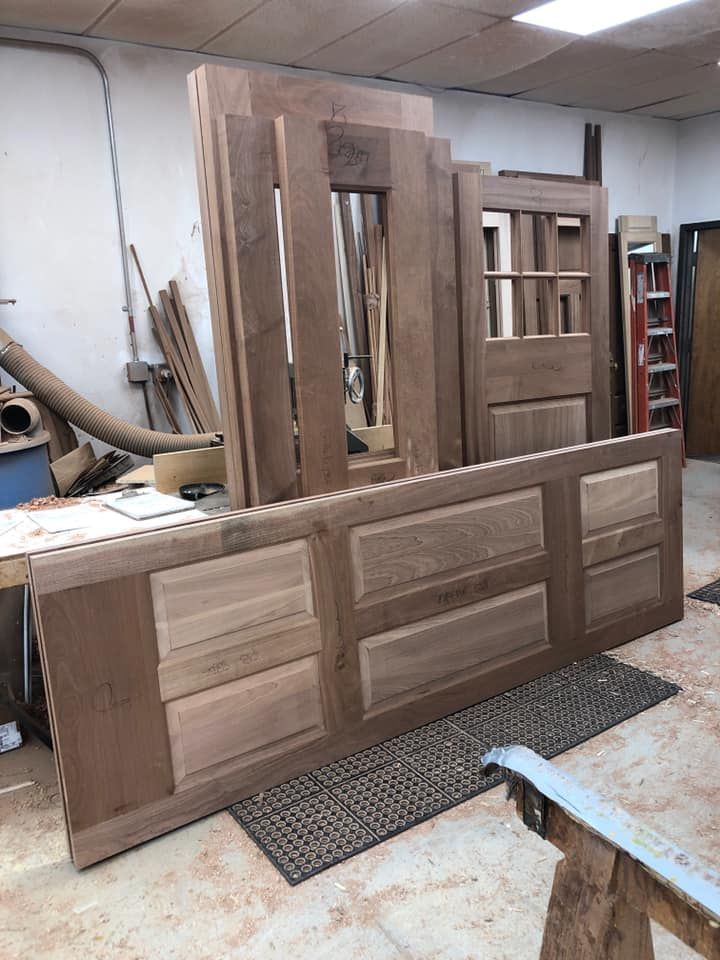 A bunch of wooden doors are sitting in a room