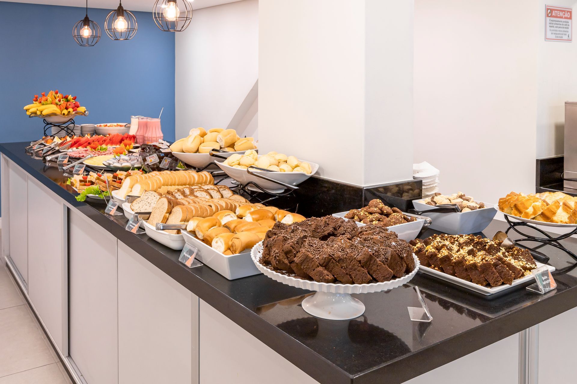Buffet de café da manhã variado.