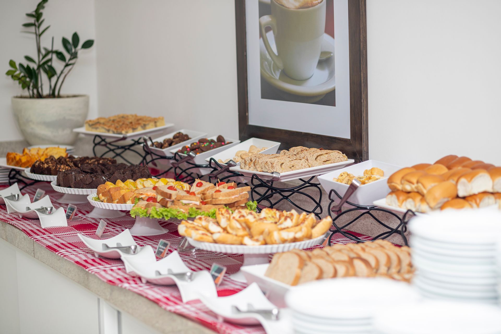 Mesa de café da manhã com pães, bolos e doces variados