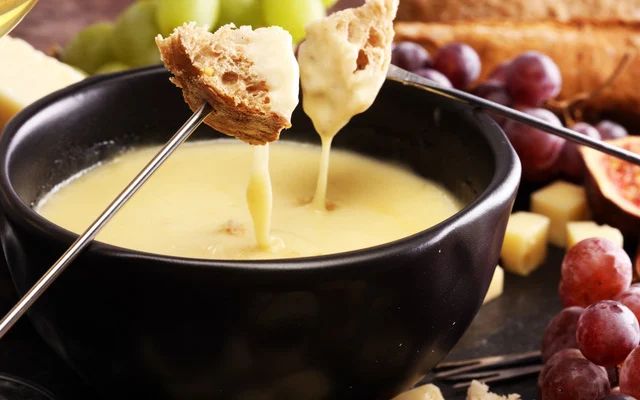 Fondue de queijo servida em restaurante