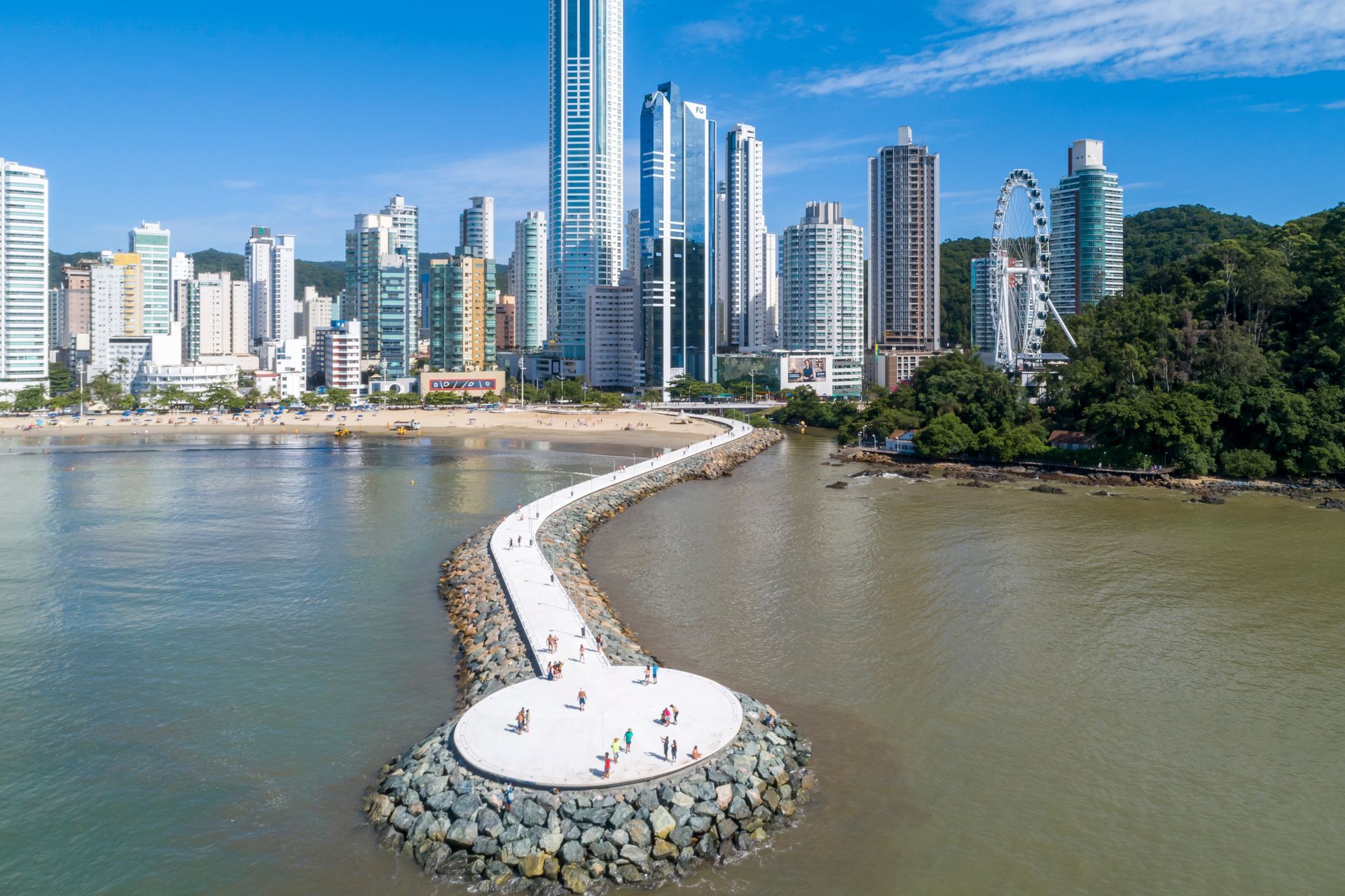 Passarela sobre o mar em Balneário Camboriú, com vista para a cidade.