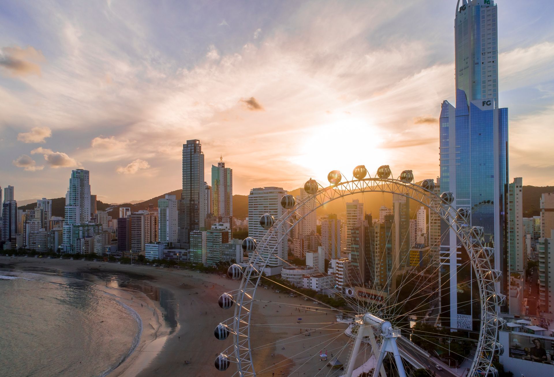 Roda-gigante e paisagem urbana de BC ao entardecer
