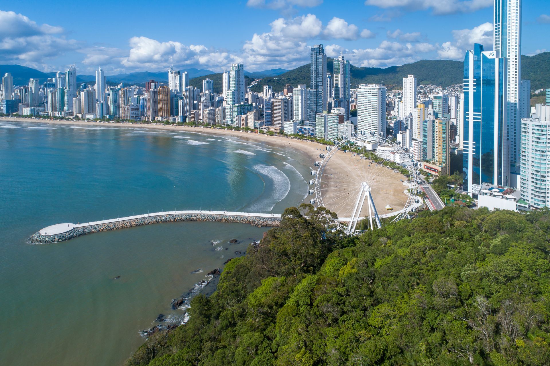 Vista aérea de Balneário Camboriú com a FG Big Wheel e a orla da praia ao fundo