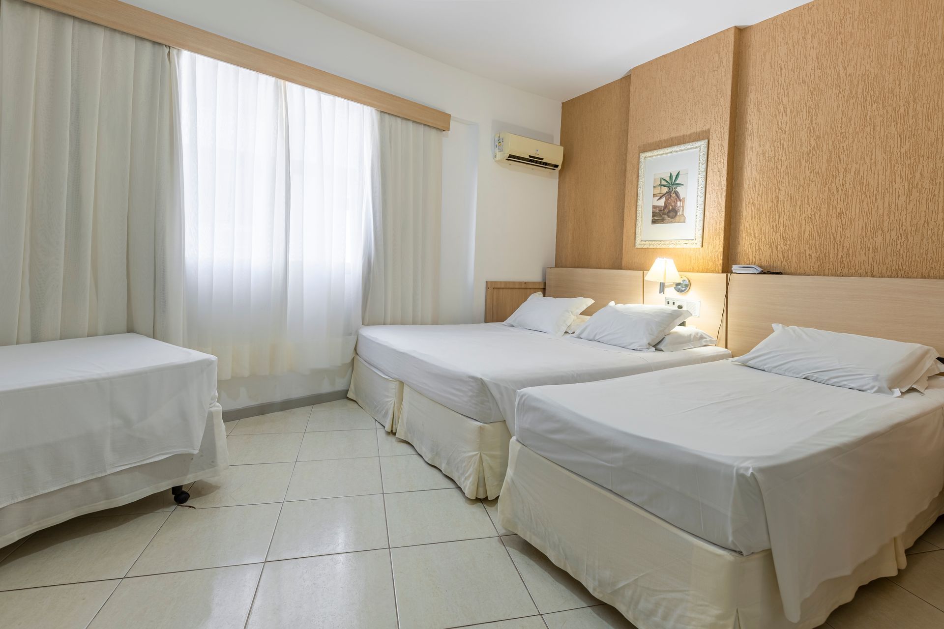 Quarto confortável do Hotel Ilha da Madeira em Balneário Camboriú