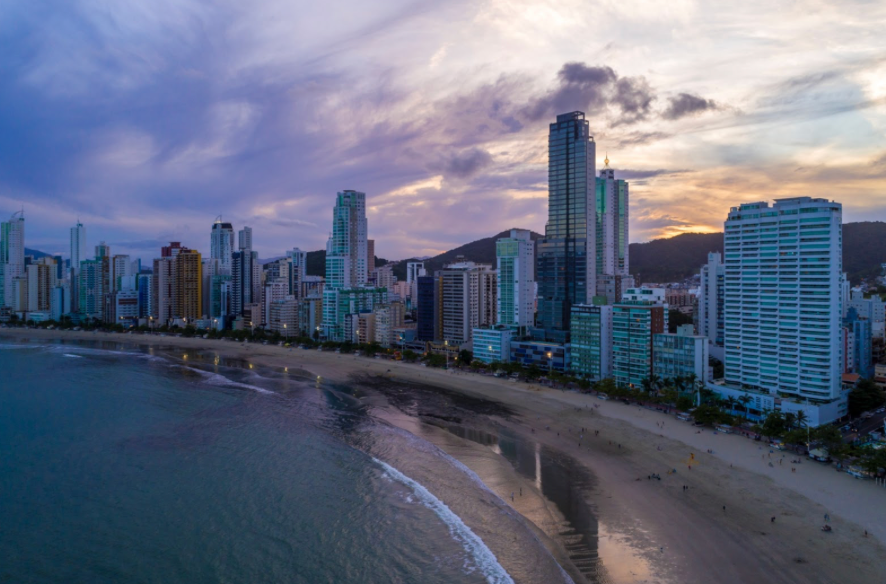 Vista da orla de BC ao entardecer