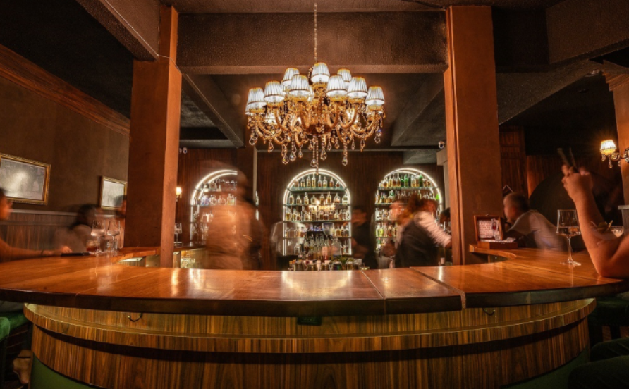 Ambiente interno do Depósito Cocktail Bar em Balneário Camboriú
