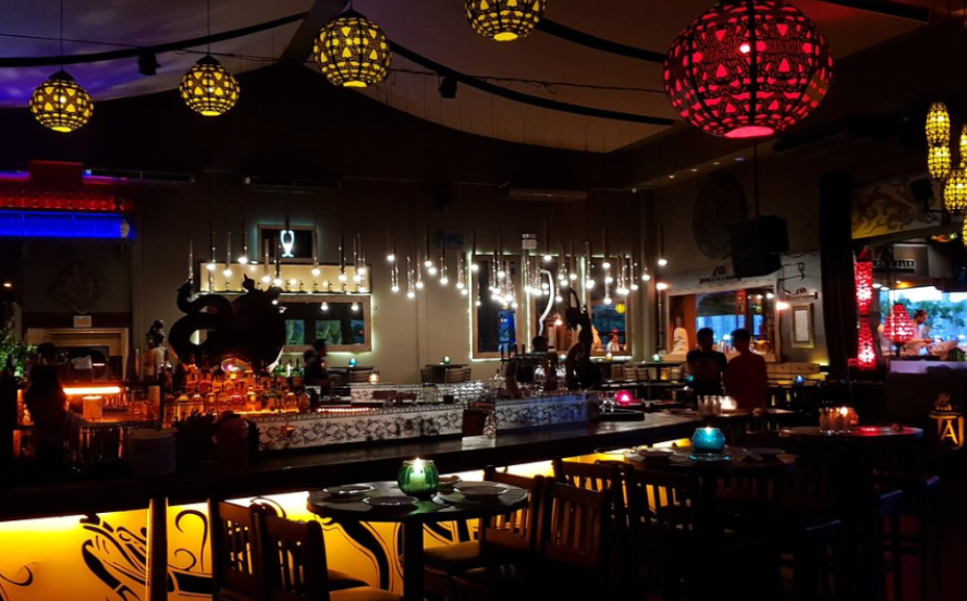 Ambiente interno do Taj Bar em Balneário Camboriú