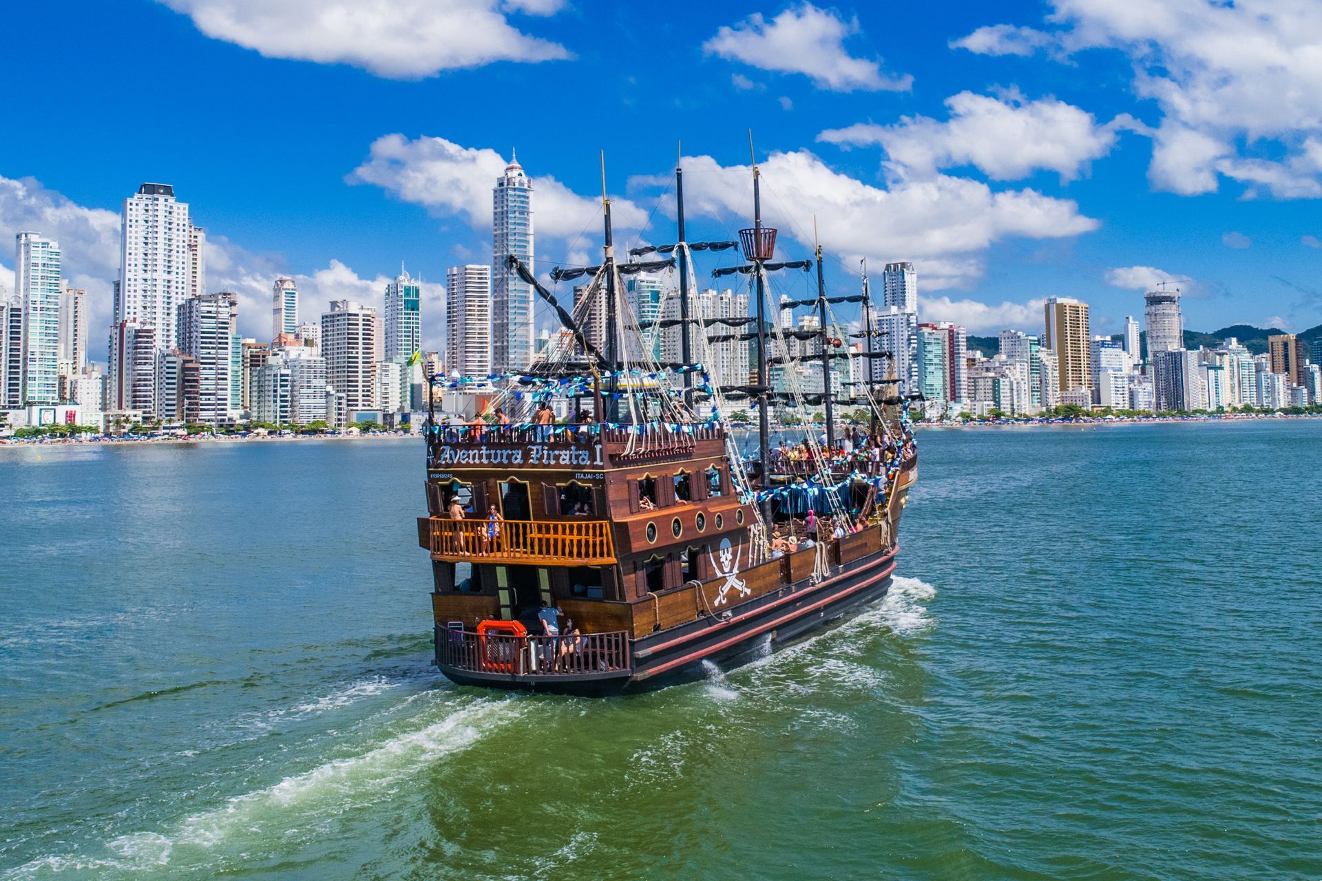 Barco pirata navegando diante da orla de Balneário Camboriú.