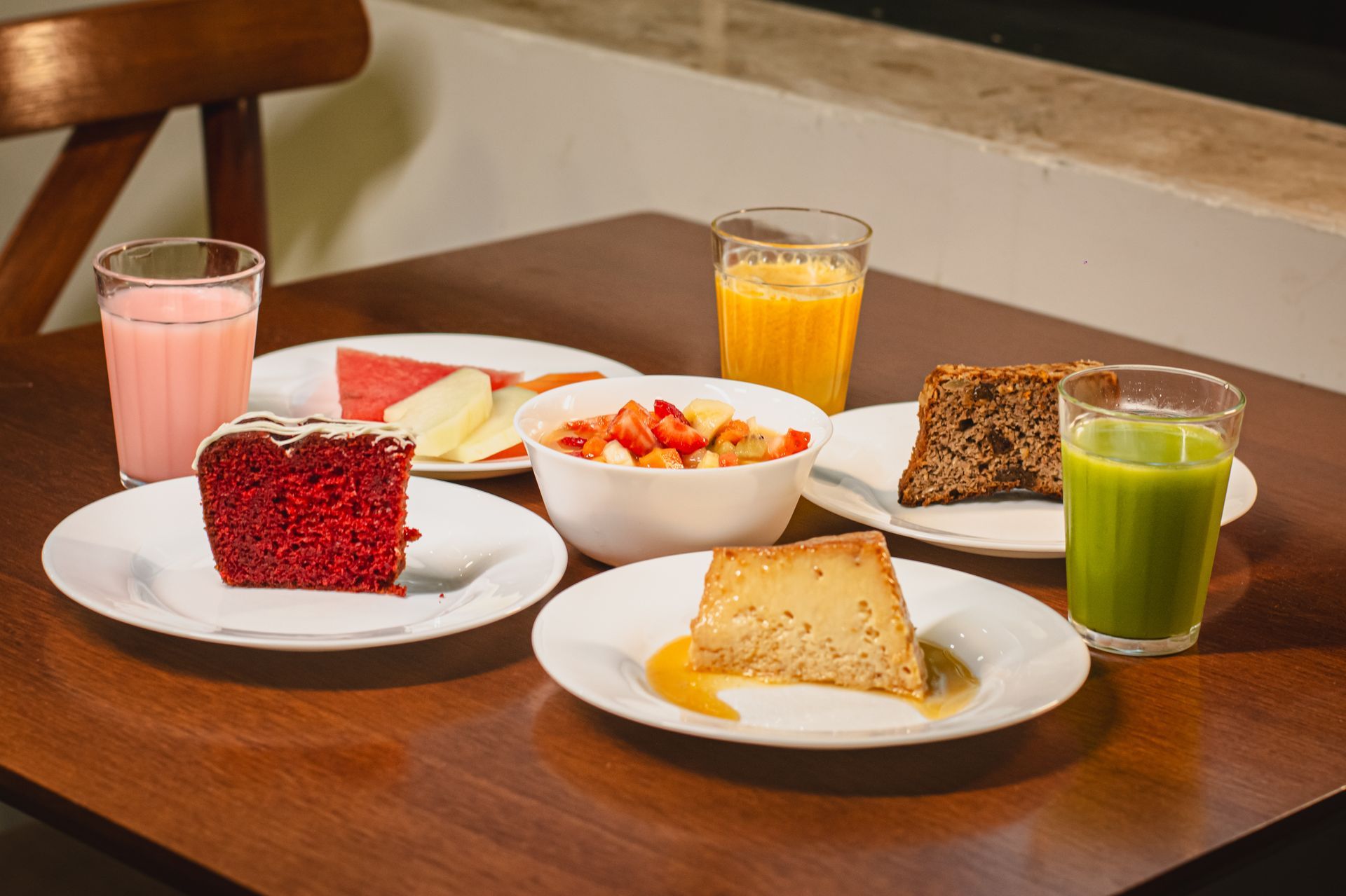 Mesa de café da manhã com pães, bolos e doces variados