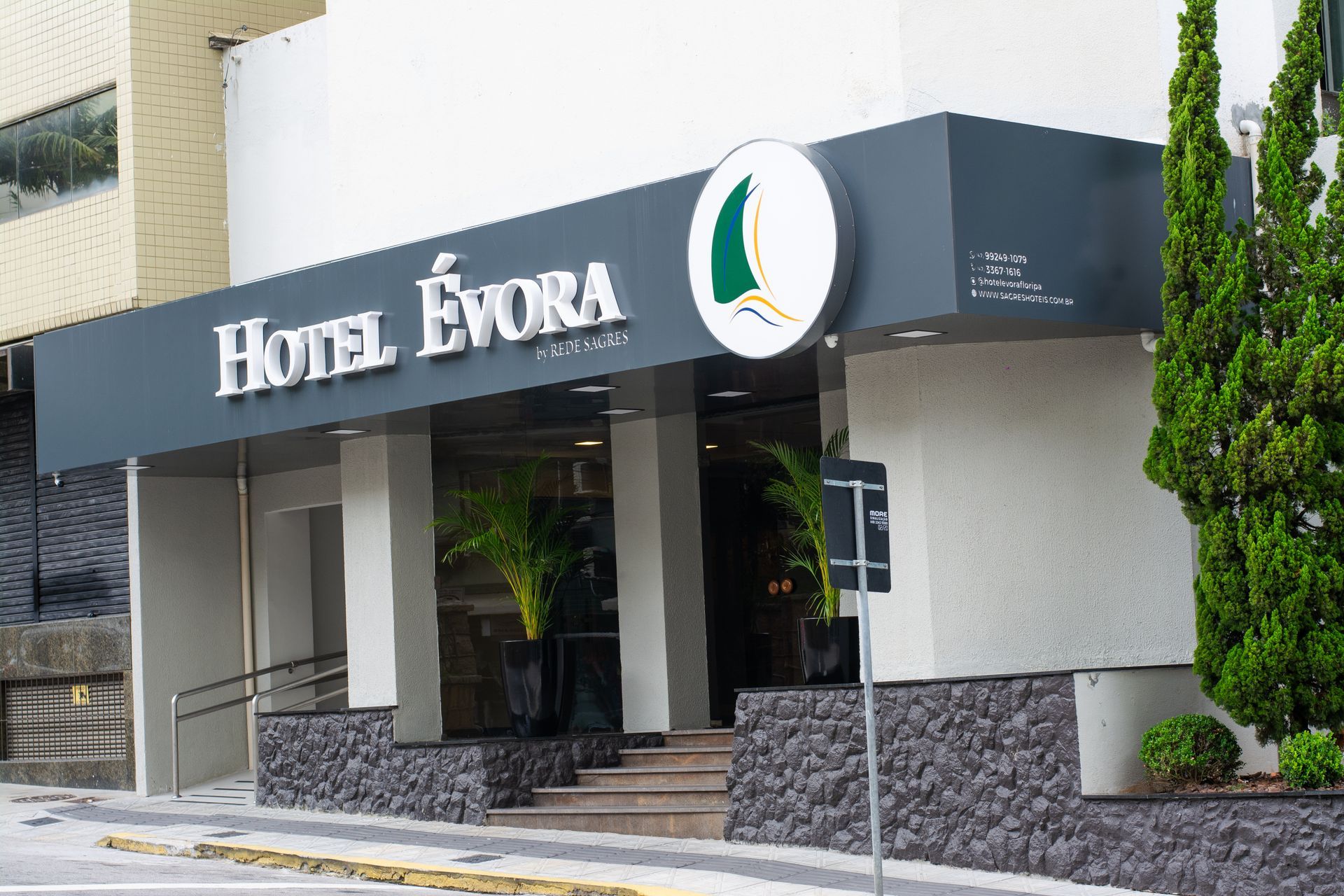 Fachada do Hotel Évora da Rede Sagres com entrada e logo visíveis