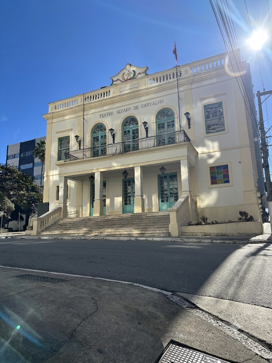 Vista do Centro Histórico de Florianópolis com construções históricas e a Catedral Metropolitana ao fundo