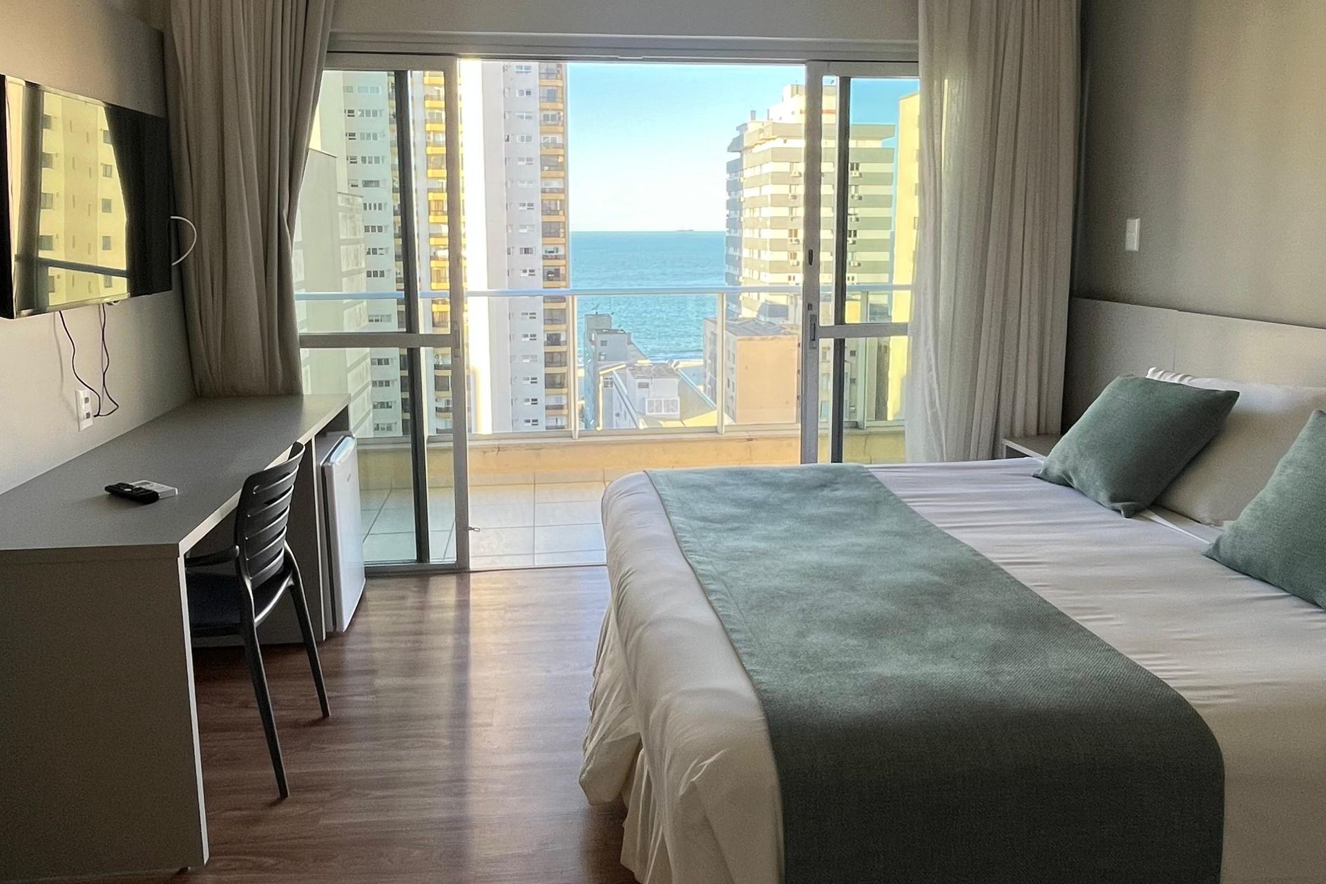 Apartamento da Rede Sagres com vista para o mar a partir da sacada.