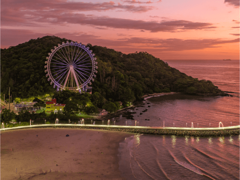Vista da Roda FG ao entardecer na orla de Balneário Camboriú