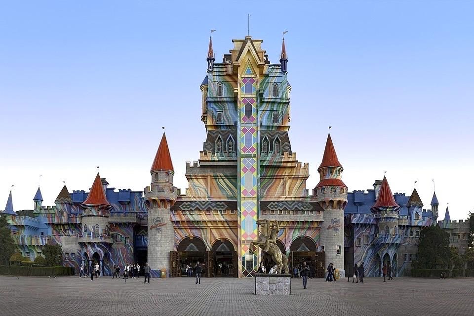 Entrada principal do Beto Carrero World em arco e uma estátua de cavaleiro em frente.