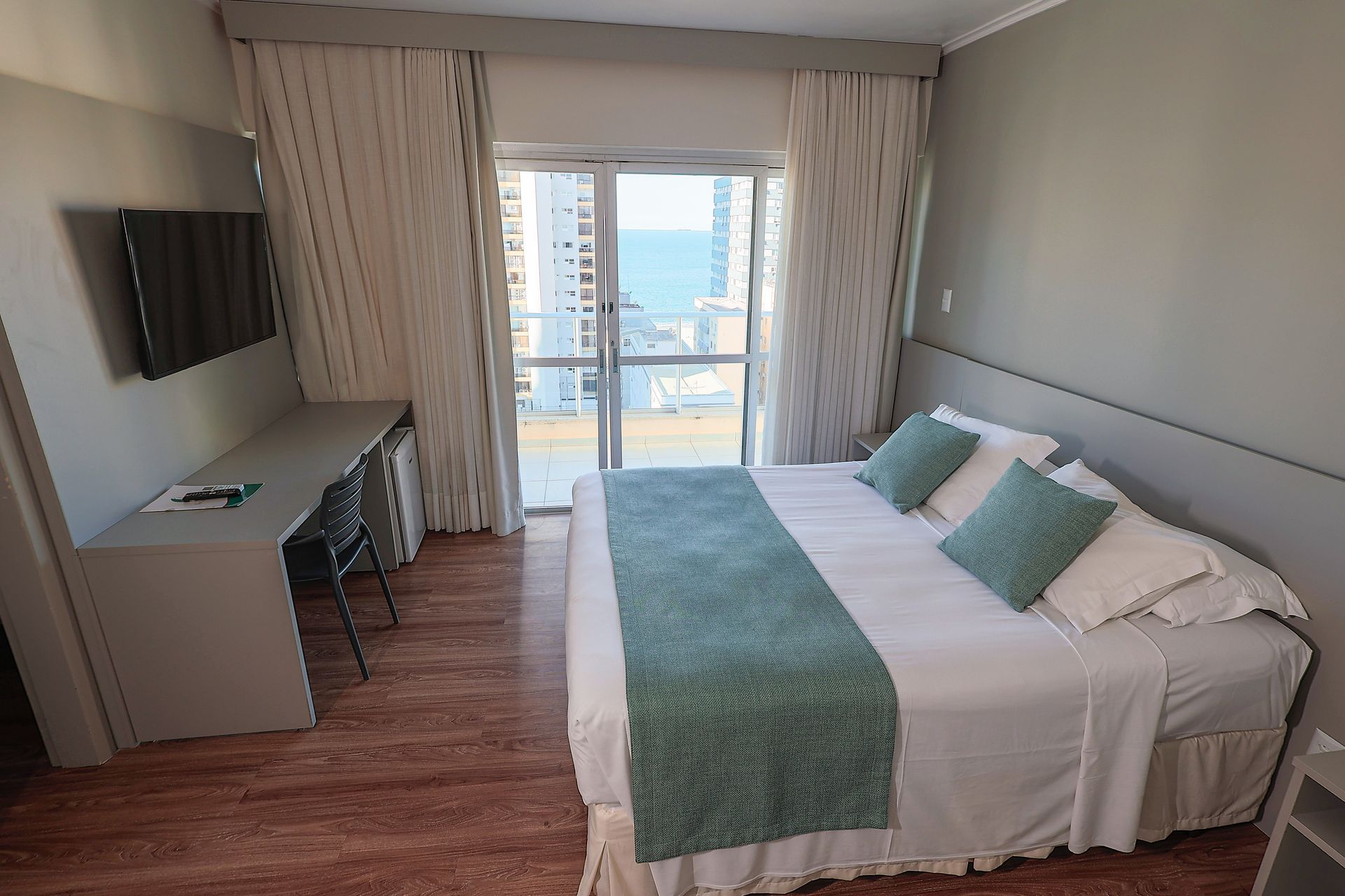 Quarto do hotel da Rede Sagres em Balneário Camboriú