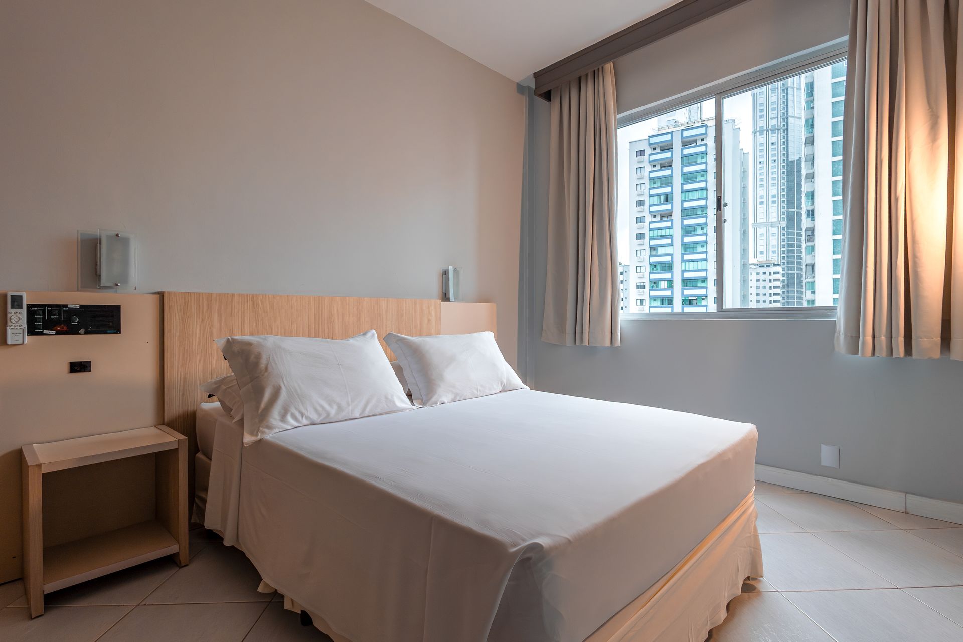 Quarto confortável do Sagres Praia Hotel, com ambiente moderno e aconchegante para hospedagem em Balneário Camboriú.