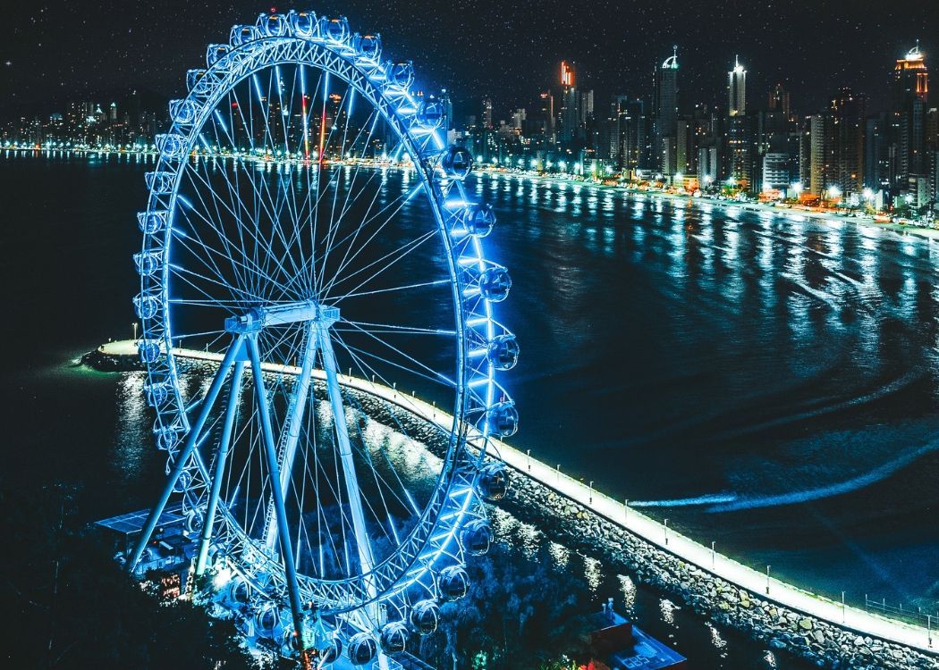 Vista aérea noturna de Balneário Camboriú com roda gigante