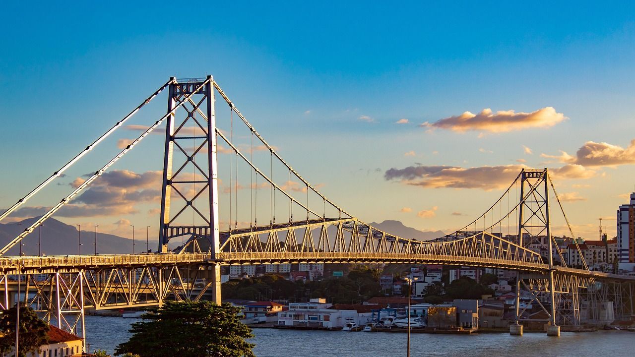 Ponte Hercílio Luz ao entardecer em Florianópolis.
