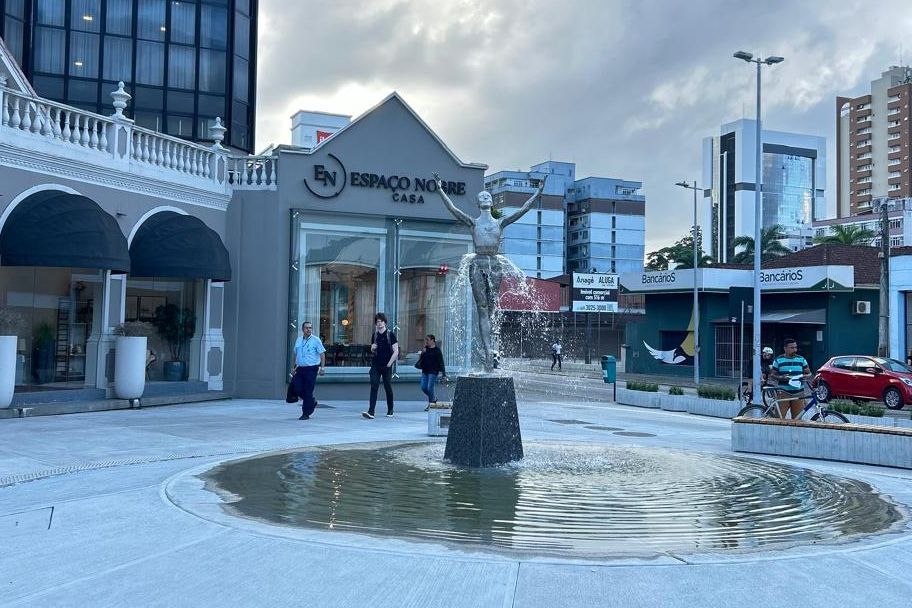 Fonte com escultura no centro de Joinville, em meio à arquitetura moderna.