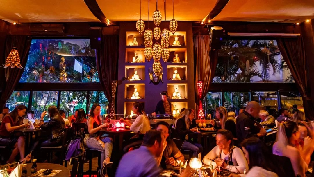 Ambiente de bar e restaurante com vida noturna em Balneário Camboriú