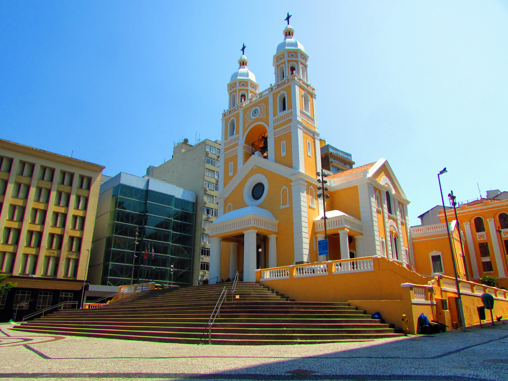 Fachada da Catedral Metropolitana de Florianópolis em frente à Praça XV de Novembro 