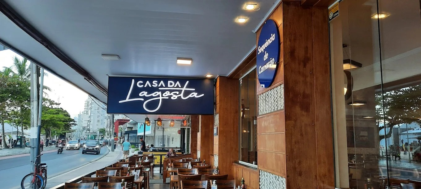 Fachada do restaurante Casa da Lagosta em Balneário Camboriú, referência em frutos do mar