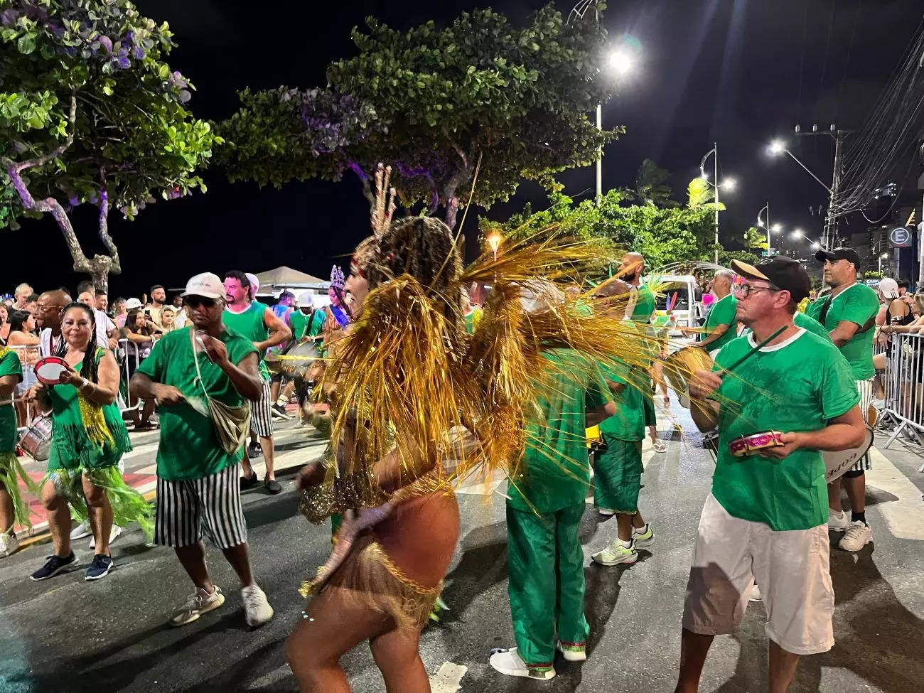 Escola de samba desfilando em Balneário Camboriú