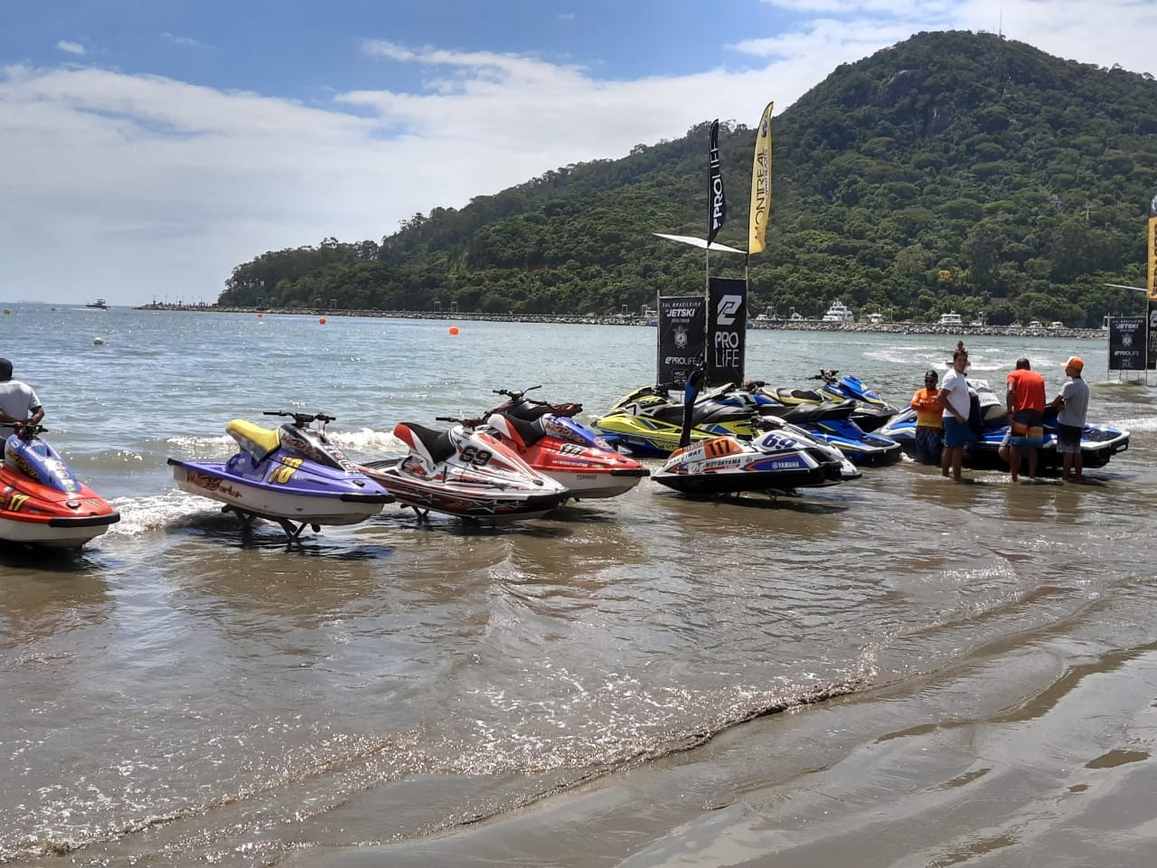 Vários jet skis na água durante a atividade de esporte aquático no mar.
