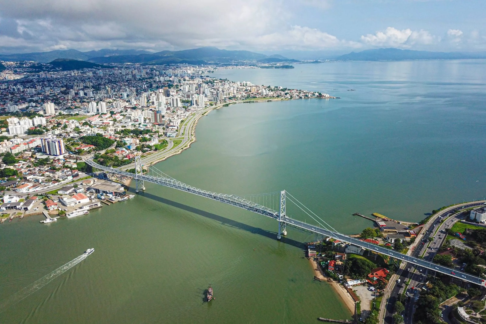 Vista aérea da cidade Florianópolis, mostrando a ponte Hercílio Luz