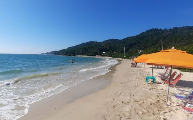 Mar calmo e faixa de areia na Praia da Daniela.