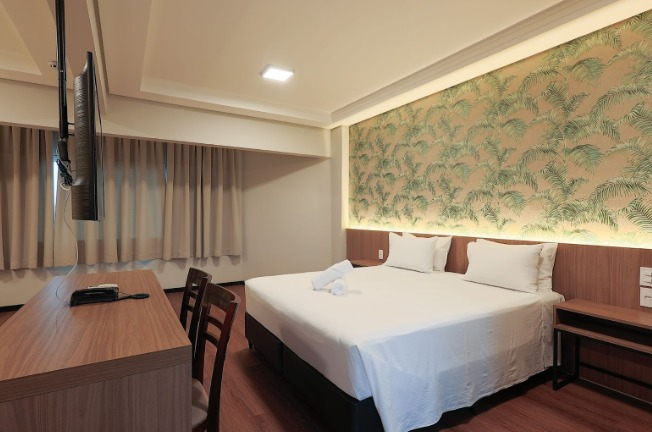 Quarto confortável do Hotel Évora, com ambiente moderno para hospedagem em Florianópolis.