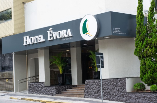 Fachada do Hotel Évora da Rede Sagres com entrada e logo visíveis